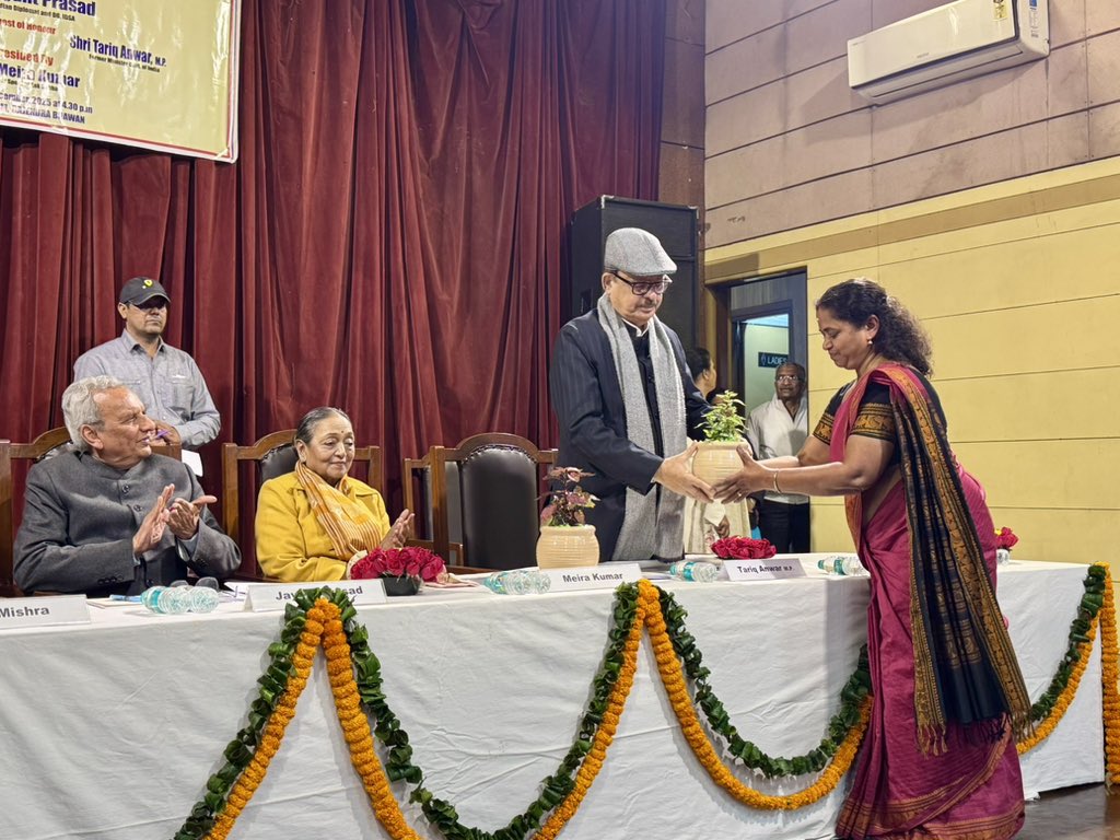 itariqanwar's tweet photo. राजेंद्र भवन ट्रस्ट की ओर से आज आयोजित “भारत और उसके पड़ोसी” व्याख्यानमाला में दक्षिण एशियाई परिदृश्य, विदेश नीति और रणनीतिक हितों पर गहन विमर्श हुआ। सत्र ने विषय पर विश्लेषणात्मक दृष्टिकोण प्रदान किए।

#RajendraBhavanTrust https://t.co/Io6dR6Lwwh