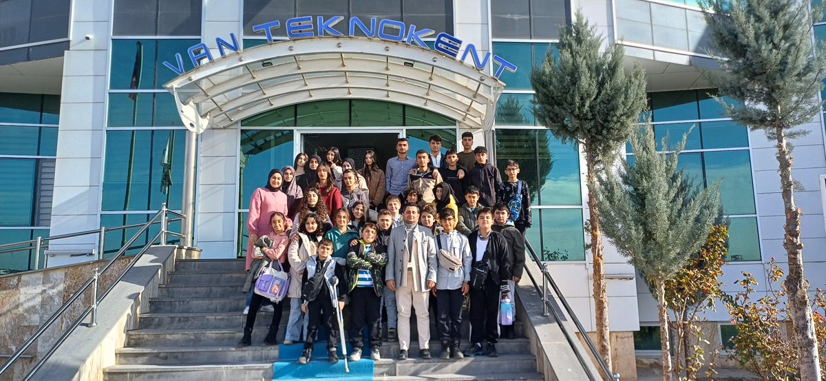 HakkariSTB's tweet photo. 📍Gençlerimizle Van Teknokent ve İnnovan Girişimcilik Merkezi ziyareti
İl Müdürlüğümüz ile Hakkari Gençlik ve Spor Müdürlüğümüzün iş birliğinde, Deneyap atölyelerinde eğitim alan 29 kişilik öğrenci grubumuzla teknik bir gezi gerçekleştirdik.@yetkinyasemin @Dr_MuratKoca @TeknoVan https://t.co/9D4n34Q6hD