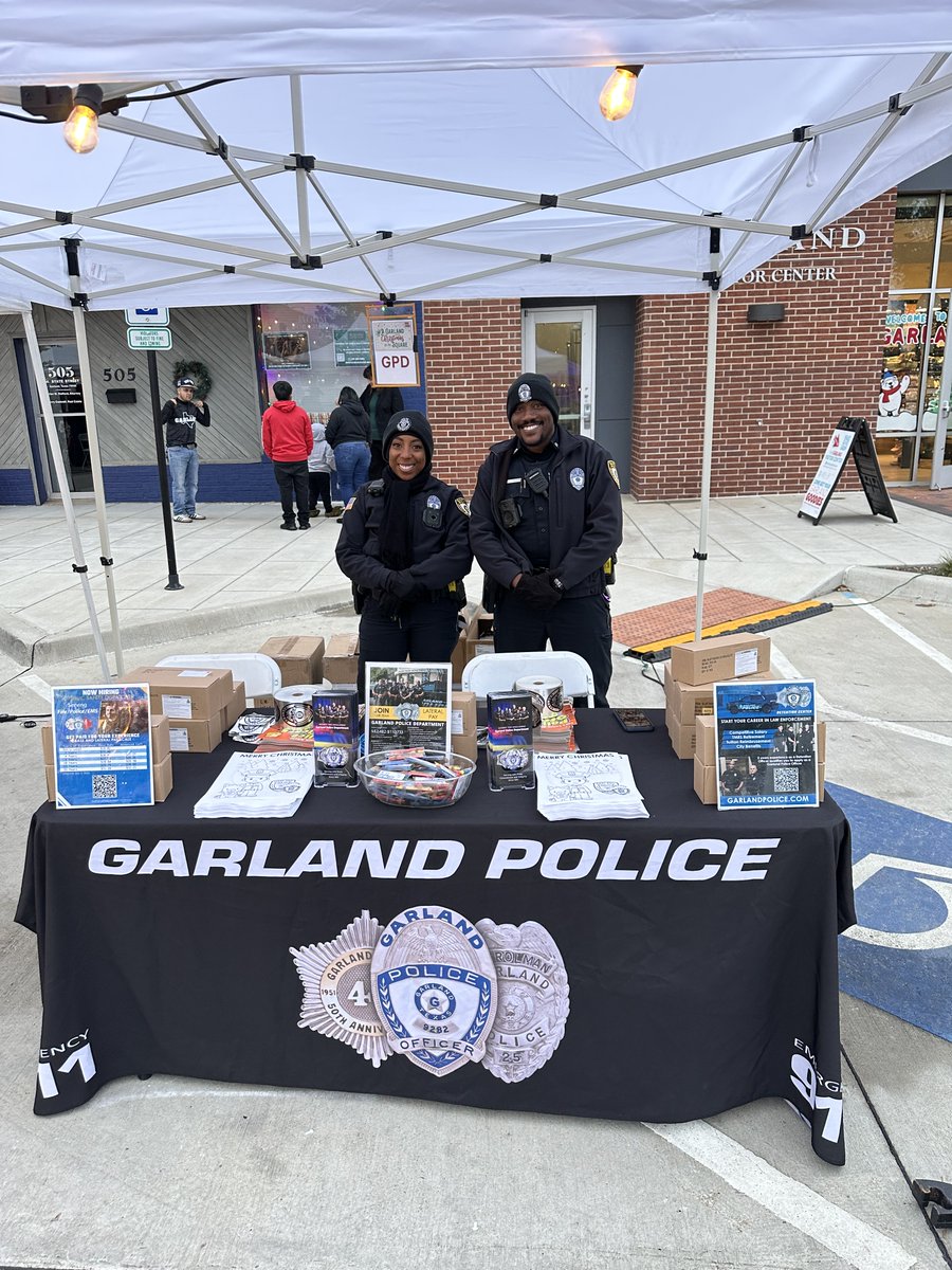 GarlandPD's tweet image. Thanks for making the @garlandtxgov  Christmas on the Square a great event!
#CommunityPolicing
