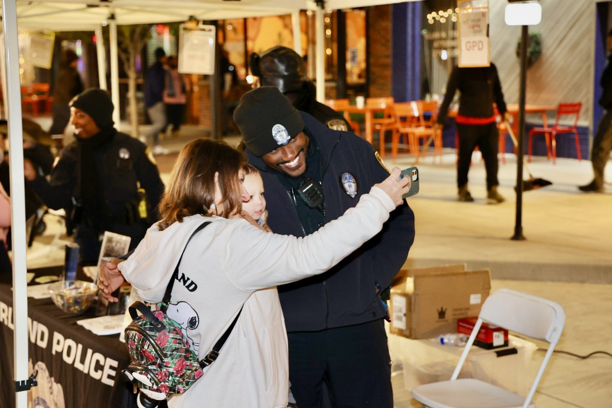 GarlandPD's tweet image. Thanks for making the @garlandtxgov  Christmas on the Square a great event!
#CommunityPolicing