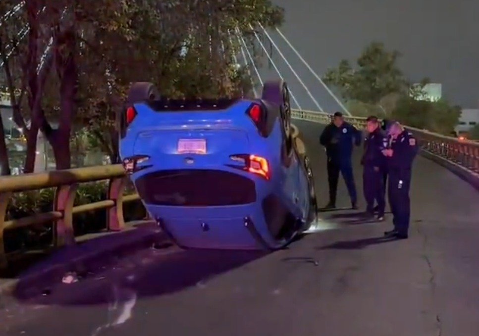 En 12 hrs en #CDMX: Mujer choca su coche contra farmacia en #Coyoacán, Persona voltea su coche en aeropuerto, Conductora choca contra poste en Insurgentes nmas.com.mx/foro-tv/progra… ¿qué parte de emergencia de #SeguridadVial NO se entiende? #HectorRenuncia <a href="/ClaraBrugadaM/">Clara Brugada Molina</a>