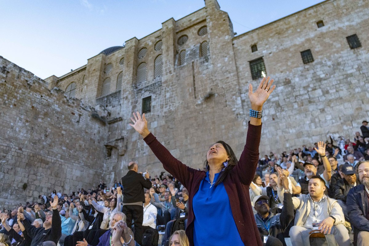 HananyaNaftali's tweet photo. This is amazing! A delegation of more than a thousand Evangelical Christians hold a special prayer outside Jerusalem’s Old City.

Long live the Judeo-Christian alliance. 🇮🇱✝️

Photos by Chaim Goldberg/Flash90 https://t.co/Z2oUeneyfo