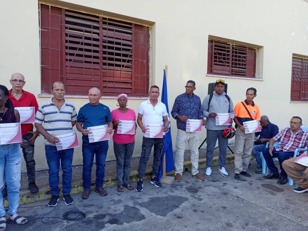 Comerci24047115's tweet photo. 🎉 Destacan la labor de los trabajadores de #Escambray en diversas provincias del país, por motivo de celebrarse este 5 de diciembre el día del Constructor 👷
@CubaCubacons
@CubaMicons
@Smith_inf https://t.co/80jwz4r1hI