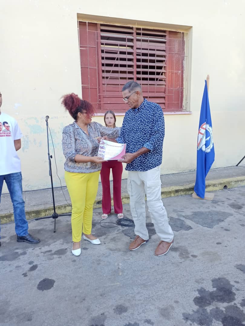 Comerci24047115's tweet photo. 🎉 Destacan la labor de los trabajadores de #Escambray en diversas provincias del país, por motivo de celebrarse este 5 de diciembre el día del Constructor 👷
@CubaCubacons
@CubaMicons
@Smith_inf https://t.co/80jwz4r1hI