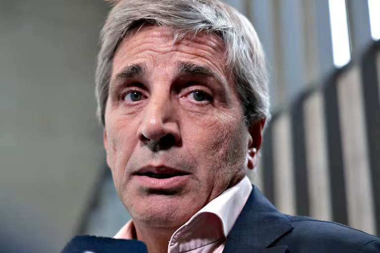 Es muy gracioso Caputo diciendo que va a tomar deuda para pagar la deuda anterior porque la deuda anterior también la tomó él. Y cuando digo gracioso quiero decir tremendo hijo de puta.