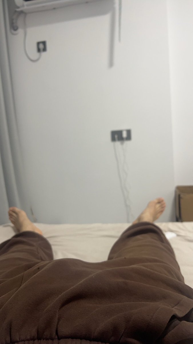 母狗立刻开始舔脚。