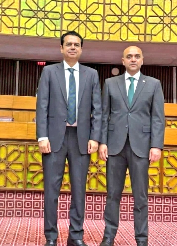 چیف جسٹس ثاقب نثار آج لازمی دیکھ رہا ہو گا جس کو میں عبرت کا نشان بنانا چاہ رہا تھا آج اللہ پاک اس کو مزید عزتوں سے نواز رہا ہے
اللہ پاک نے پہلے سینیٹر بنایا
پھر وزیر مملکت داخلہ بنایا
اور اب بھائی کو MNA بنا دیا

بے شک میرا اللہ جسے چاہے عزتوں سے نواز دے