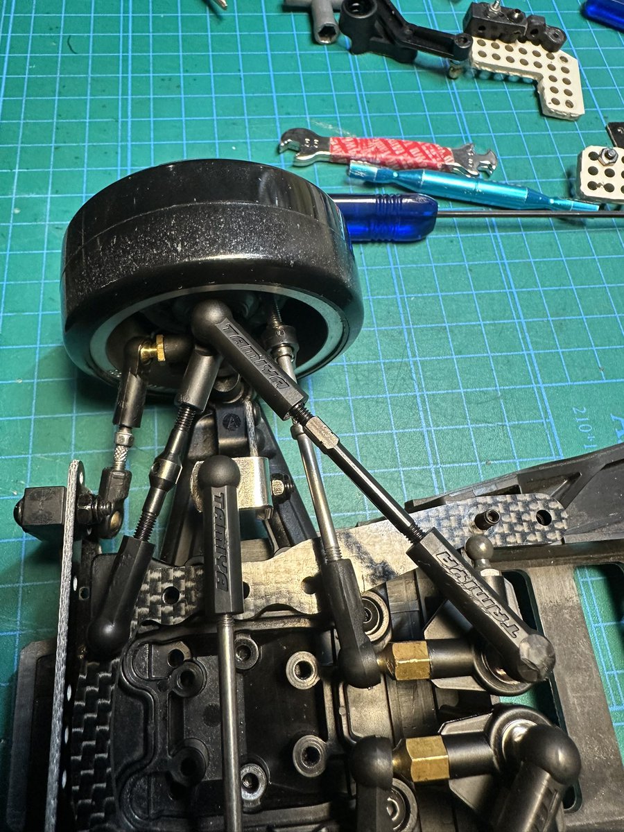 purpletrueno's tweet photo. 一旦形には出来たかな。
やっぱり自分のドライビングスタイル的に、イン側ブレーキと両側ロックは必要と判断。
上手くいくといいなぁ…_(:3　)ユ
#FF03
#Fドリ https://t.co/HA2CPU5fI1