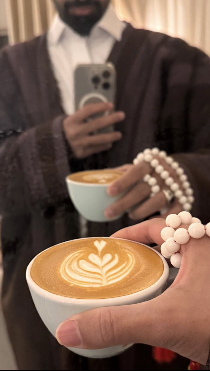 هي تقول ،
ضمني مابين بشتك وبينك
مايهاب البرد من عنده حبيب.. ❣️