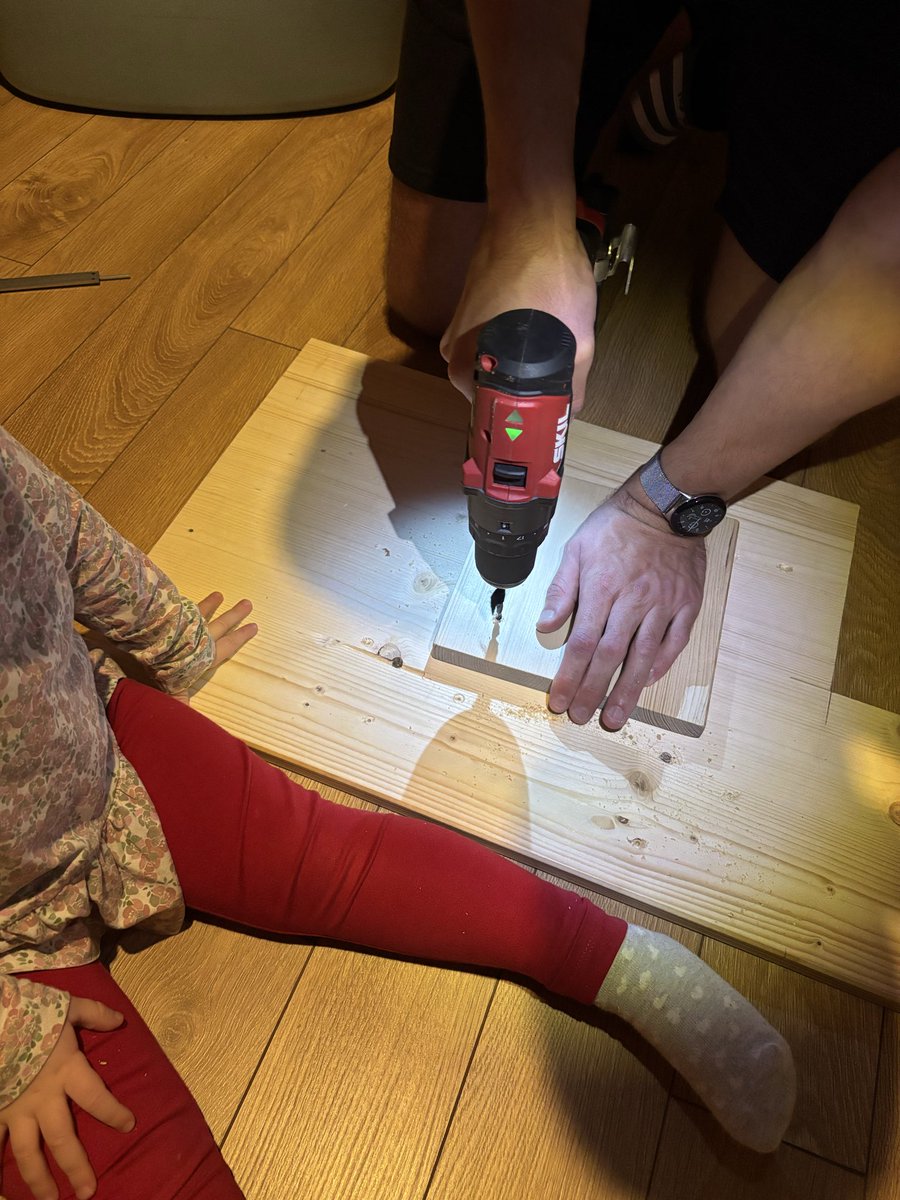 35. diena. Es turpinu tamborēt un mans kungs atbalstīt manu hobiju :) taisa man stiepjamo dēli, lai visus kvadrātiņus varu iestiept vienādā lielumā 🥰