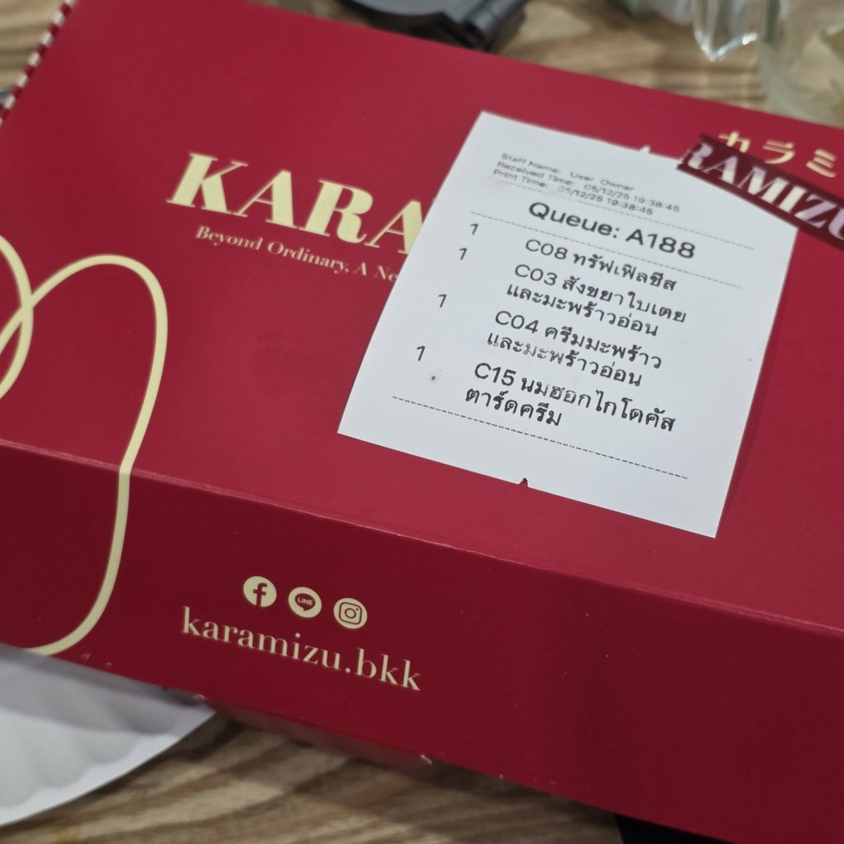 Karamizu  ร้านโดนแขวนบน X สัปดาห์ก่อน ไม่ใช่ร้านไม่ดี แต่หลายคนบอกราคาขนมค่อนข้างสูง กับคำว่า Overprice จนเป็นศัพท์ออนไลน์ใหม่

วันนี้ไปเซ็นปิ่น ลองก็ได้ ร้านอยู่หน้า Hama Sushi ชั้น 5

เอาล่ะ ถึงราคาสูง (38++ บาท) แต่ชิ้นใหญ่มาก แป้งหนาเนียนนุ่ม หอมเนย ไส้ปูเต็มหมด