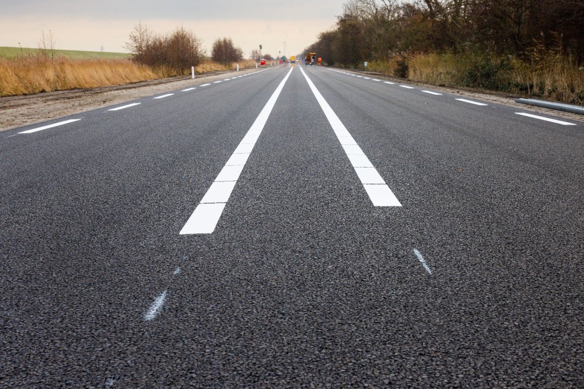 De werkzaamheden aan de N99 zijn bijna klaar. We zijn bezig met de laatste loodjes. Komende maandag om 05.00 uur gaat de weg weer open. De N99 is de afgelopen maand vernieuwd en verkeersveiliger gemaakt. Dank voor het geduld.