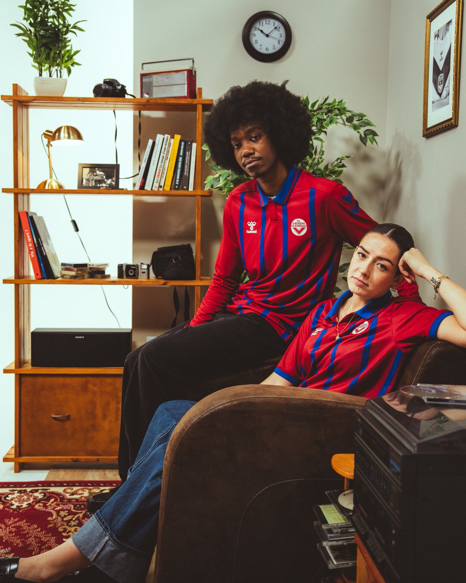 girondins's tweet image. 𝑰𝒍 𝒚 𝒂 𝒅𝒆𝒔 𝒔𝒂𝒊𝒔𝒐𝒏𝒔 𝒒𝒖𝒊 𝒎𝒂𝒓𝒒𝒖𝒆𝒏𝒕 𝒍𝒂 𝒎𝒆́𝒎𝒐𝒊𝒓𝒆 𝒅’𝒖𝒏 𝒄𝒍𝒖𝒃…

Notre nouveau maillot third, en hommage à notre saison 1995-1996, 30 ans après. Disponible dès maintenant ! 🔴🔵

🤝 @hummelFrance