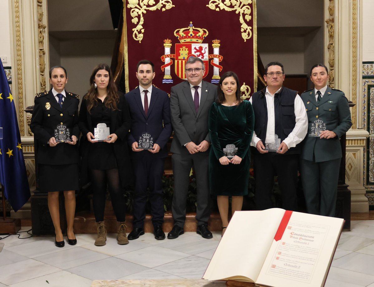 SubGobGRA's tweet photo. 📖 Celebramos el acto por el 47° aniversario de la Constitución Española reconociendo a seis jóvenes referentes en la defensa, promoción y protección de sus valores:
🏅Francisco J. Bailén
🏅May R. Ayamonte
🏅Sergio Rodelas
🏅Tamara Rodríguez
🏅Ángela Hernández
🏅Estefanía Montoro https://t.co/BPyweBGnws