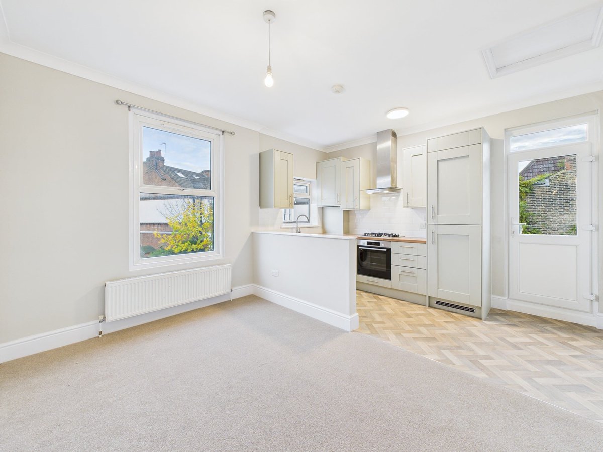 Credential_SW17's tweet photo. Dreaming of a new London home? Take a look at this stunning, newly refurbished, four bedroom flat with private garden. The property comprises of a spacious open plan living area with modern fitted kitchen and two beautiful bathrooms!

https://t.co/vMuveDbvBm 

#FeaturedProperty https://t.co/TVeTikqtS0
