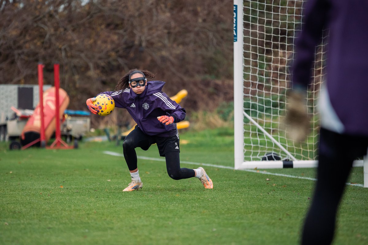 ManUtdWomen's tweet photo. Not all heroes wear capes.

They wear masks.

And gloves. https://t.co/qGz5O6dGC9