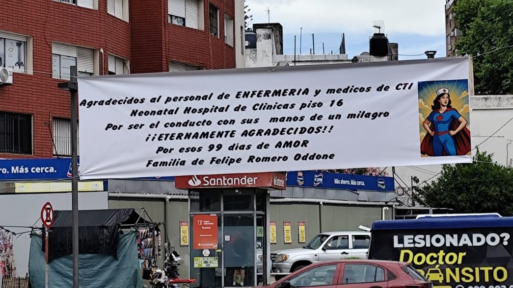 Queridos mamá y papá:

Su cartel en la puerta del Clínicas nos emocionó profundamente. No solo fue un gesto de agradecimiento: fue un recordatorio luminoso de la fuerza, la esperanza y el amor inmenso que acompañan a cada bebé prematuro y a sus familias.
Un abrazo  para los tres.