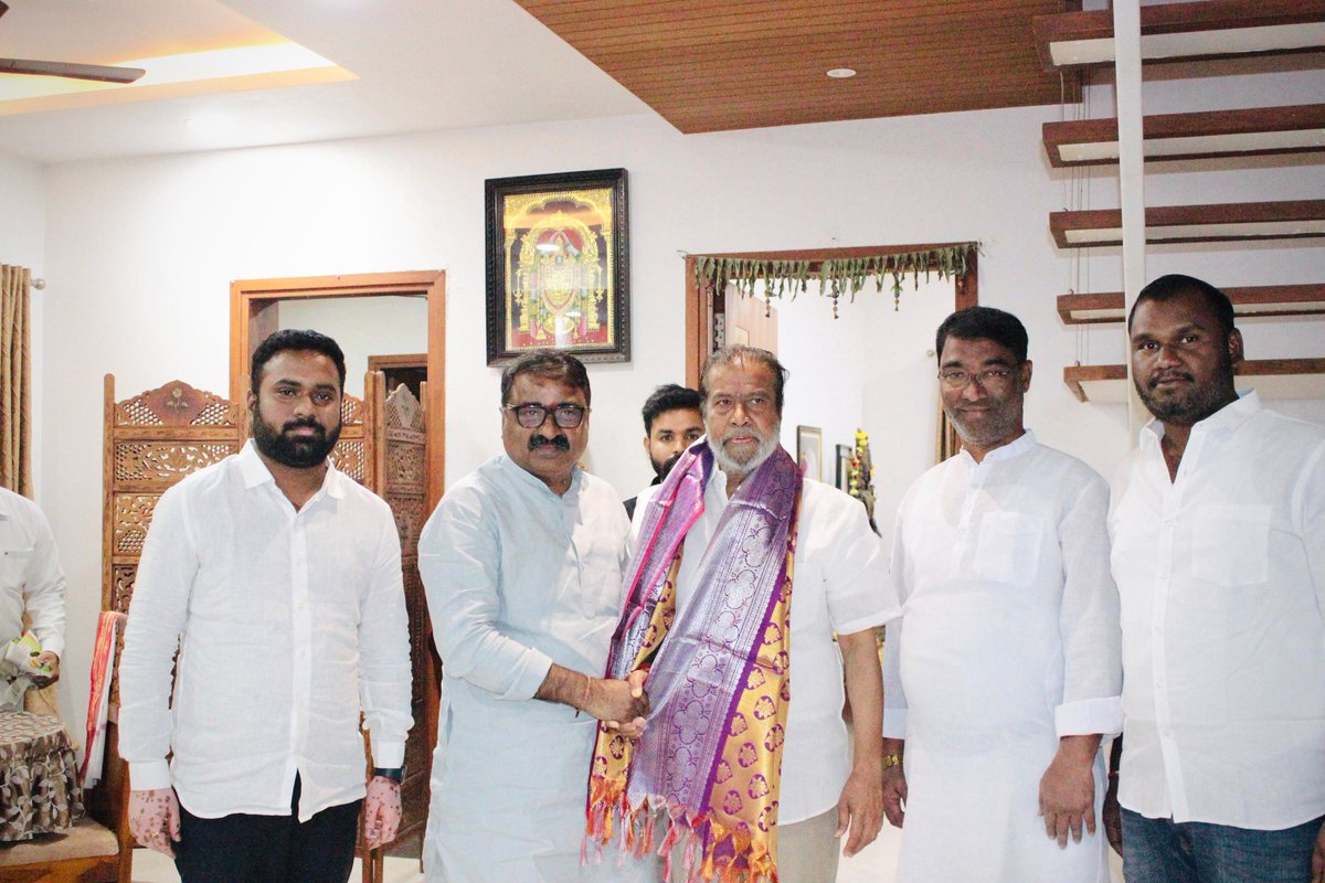 Rajireddyinc's tweet photo. తెలంగాణ రాష్ట్ర వైద్య, ఆరోగ్య మరియు శాస్త్ర, సాంకేతిక శాఖ మంత్రి వర్యులు శ్రీ @DamodarCilarapu గారి జన్మదినం సందర్భంగా వారిని మర్యాదపూర్వంకంగా కలిసి జన్మదిన శుభాకాంక్షలు తెలియజేయడం జరిగింది.

#aavularajireddy #damodarrajanarasimha #Rajanna https://t.co/i7eqz9k9qY