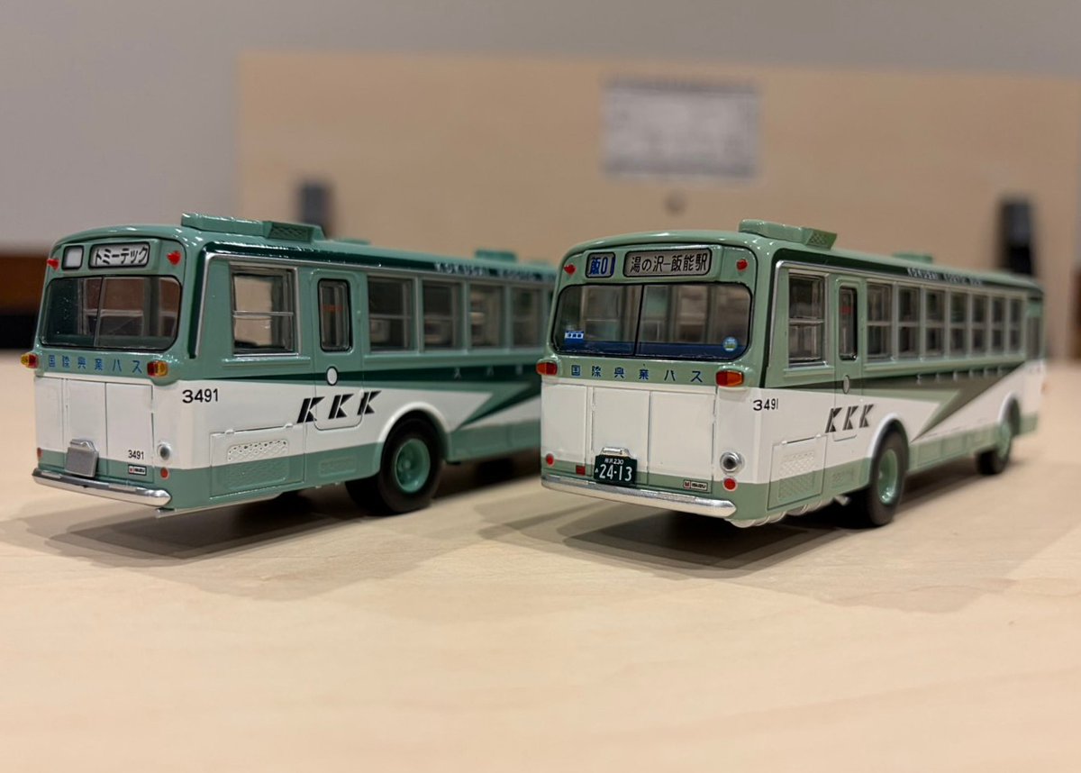 トミカリミテッドヴィンテージネオ いすゞBU04型バス 国際興業 左