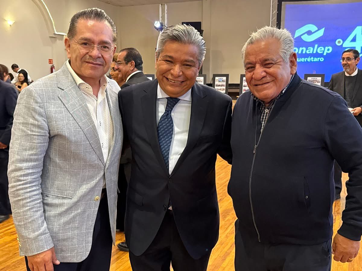 ferpantoja's tweet image. #QroLíderEnEducación
Agradezco al M.C. Carlos Arredondo, Director de CONALEP QRO, la invitación a su Fin de Año y 45 aniversario; un honor celebrar sus logros.
#HalconesUTEQ #OrgullosaMenteUTEQ #UTEQUniversidadLíder