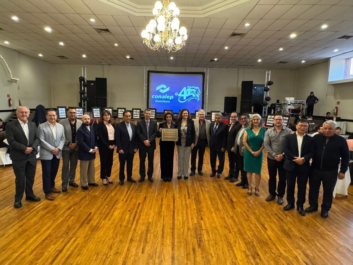 ferpantoja's tweet image. #QroLíderEnEducación
Agradezco al M.C. Carlos Arredondo, Director de CONALEP QRO, la invitación a su Fin de Año y 45 aniversario; un honor celebrar sus logros.
#HalconesUTEQ #OrgullosaMenteUTEQ #UTEQUniversidadLíder