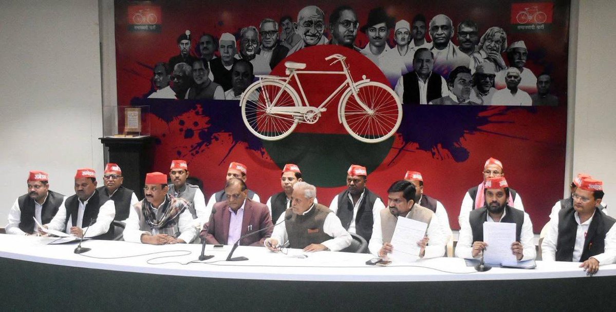 yadavakhilesh's tweet image. उप्र भाजपा सरकार ने परम आदरणीय बाबा साहेब अम्बेडकर जी के महापरिनिर्वाण दिवस पर हमारे द्वारा आयोजित होनेवाले, उनके पुण्यतिथि के कार्यक्रम को अनुमति न देकर बाबा साहेब का जो अपमान किया है वो संपूर्ण पीडीए समाज का अपमान है। ये वर्चस्ववादी सोच का ही एक और उदाहरण है कि ये अंहकारी सत्ता…