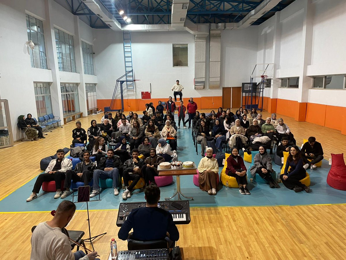 GSB_BitlisGM's tweet photo. "5 Aralık Dünya Gönüllüler Günü"

Dünya Gönüllüler Günü kapsamında gönüllü gençlerimiz ile birlikte Gençlik Merkezimizde muhteşem bir gün geçirdik. 

Açılış konuşması ile başlayan program canlı müzik, yemek ikramı, pasta kesimi ve halay ile sona erdi.
#5AralıkDünyaGönüllülerGünü https://t.co/boPg8rxDqX