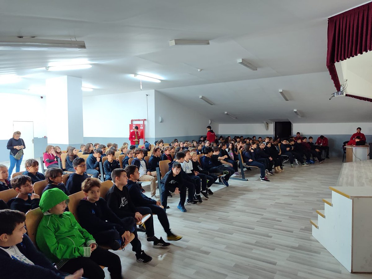 Rasim Özdenören İHL Genç MEB AKUB gönüllüsü öğrencilerimiz, Özlüce Aziz Sancar Ortaokulu’nda akran öğrenmesi üzerinden afet farkındalık eğitimi gerçekleştirdi. <a href="/tcmeb/">Millî Eğitim Bakanlığı</a> <a href="/meb_dhgm/">Destek Hizmetleri Genel Müdürlüğü</a> <a href="/mebisgb/">İşyeri Sağlık ve Güvenlik Birimi Daire Başkanlığı</a> <a href="/mebakub/">MEB AKUB</a> <a href="/bursailmem16/">Bursa İl Millî Eğitim Müdürlüğü</a> <a href="/bursaisgb/">Bursa İl MEM İSGB</a> <a href="/yunusbulut1216/">Yunus BULUT</a>