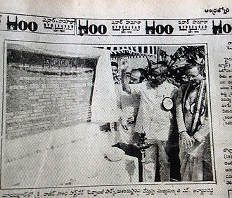 Itsaprank132511's tweet photo. In 1992 Late Sri N. Janardhan Reddy Laying Foundation Stone for Cyber Towers (Rajiv Gandhi Software Technology Park) at Madhapur.
#CyberTowers https://t.co/NeIQqYH7PO