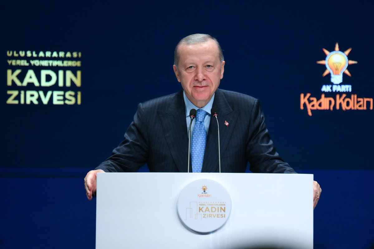 MahinurOzdemir's tweet photo. 📍İstanbul

Cumhurbaşkanımız Sn. @RTErdogan'ın teşrifleriyle düzenlenen Uluslararası Yerel Yönetimlerde Kadın Zirvesi'ndeyiz.

Tam 91 yıl önce dünya kadınlarına nasıl ilham olduysak, bugün de aynı ruhla geleceğe yön vermeye devam ediyoruz.

Bu anlamda zirvenin, Türk kadınının seçme ve seçilme hakkını elde ettiği bu özel günde yapılmasını çok kıymetli buluyorum.

AK Parti Genel Merkez Kadın Kolları Başkanlığımız başta olmak üzere emeği geçen herkese gönülden teşekkür ediyor, kadınların yerel yönetimlerde daha güçlü bir şekilde yer aldığı çalışmaları birlikte çoğaltacağımıza inanıyorum.