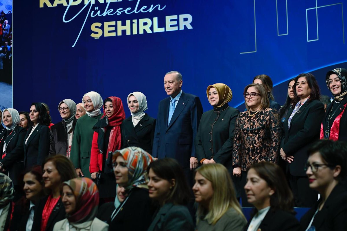 MahinurOzdemir's tweet photo. 📍İstanbul

Cumhurbaşkanımız Sn. @RTErdogan'ın teşrifleriyle düzenlenen Uluslararası Yerel Yönetimlerde Kadın Zirvesi'ndeyiz.

Tam 91 yıl önce dünya kadınlarına nasıl ilham olduysak, bugün de aynı ruhla geleceğe yön vermeye devam ediyoruz.

Bu anlamda zirvenin, Türk kadınının seçme ve seçilme hakkını elde ettiği bu özel günde yapılmasını çok kıymetli buluyorum.

AK Parti Genel Merkez Kadın Kolları Başkanlığımız başta olmak üzere emeği geçen herkese gönülden teşekkür ediyor, kadınların yerel yönetimlerde daha güçlü bir şekilde yer aldığı çalışmaları birlikte çoğaltacağımıza inanıyorum.