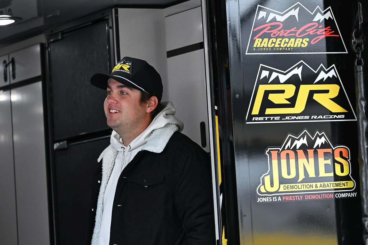 RetteJones30's tweet image. Weather has been a challenge this week so far at 📍Five Flags Speedway, but cars 🏎️💨 are FINALLY on track for some much needed Snowball Derby practice and we have two bullets with @CaseyRoderick30 and @NoahGragson. 🔥

🔖Race Preview: bit.ly/48Diij5

#RJR30 @FordRacing