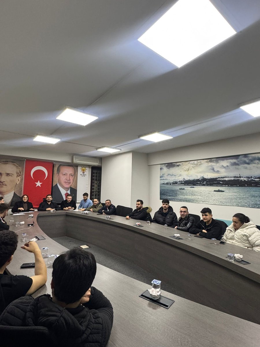 AK Parti Fatih Gençlik Kolları Teşkilat Birimi olarak mahalle başkanları toplantımızı; Teşkilat Başkanımız Yusuf Küçükdoğan, İl Yönetim Kurulu Üyemiz Kardelen Berra Yurul ve İlçe Gençlik Kolları Başkanımız Emre Kalı başkanlığında gerçekleştirdik.