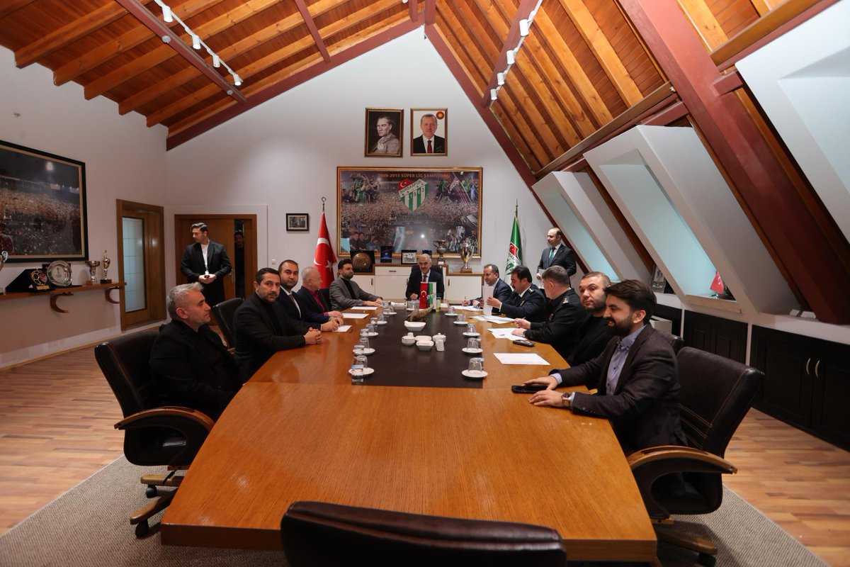 Bursaspor Vakfı yeniden doğuyor!

Şehrimizin göz bebeği Bursaspor’umuz ve kentteki diğer spor faaliyetlerinin daha güçlü bir yapıya kavuşturulması amacıyla; Valimiz Sn. Erol Ayyıldız başkanlığında, şehrimizin önemli dinamiklerinden oluşan bir mütevelli heyeti kuruldu.

Başkanımız