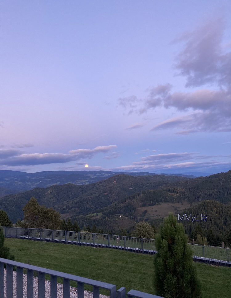 Moon dreams… 💜

#NaturePhotography #Austria 🇦🇹 
#Moon #FullMoon <a href="/StormHour/">#StormHour</a> 🌕 
#FridayFeeling #FridayVibes 💙✨🫶