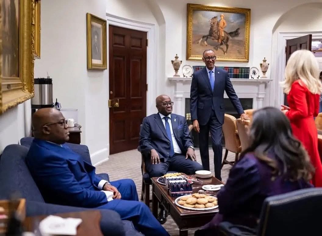 Les idiots sont encore en train de réinventer ce qu’ils voient 😂. Pourtant, on distingue clairement , que Kagame esquive carrément le Fils de l’Homme. Il choisit de rester debout, crispé, alors que son fauteuil est juste là, à côté de celui du Fils de l’Homme.