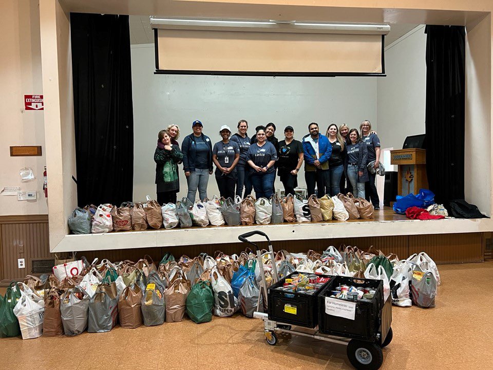 BlueShieldCA's tweet image. Today is International Volunteer Day—a global celebration of the power of volunteerism. This year, Blue Shield volunteers have rolled up their sleeves with more than 681 different causes, contributing over 48,600 volunteer hours. In recent weeks, our volunteers have helped at…