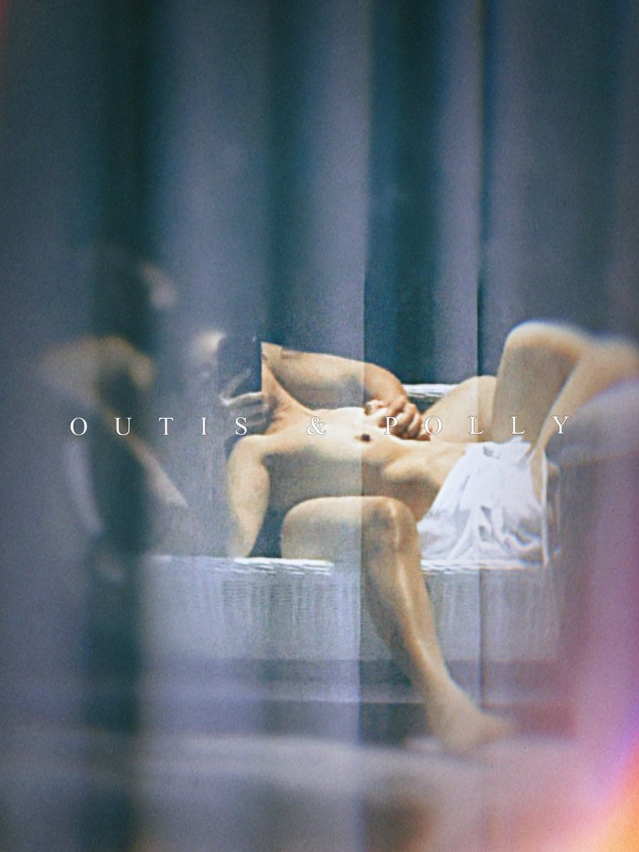 能不能用妳纖細的手指，
在我手掌纏繞。

在一場熱情的溫存之後，我們身上還殘留剩餘著的賀爾蒙，
靠在一起感受彼此身體的溫度。

我們欣賞著透過落地窗倒映，
一絲不掛的軀體，看起來特別的誘人。

儘管才剛結束了性愛，
我們還是貪婪的繼續撫摸彼此的性器，
上面還沾滿著妳我的愛液。