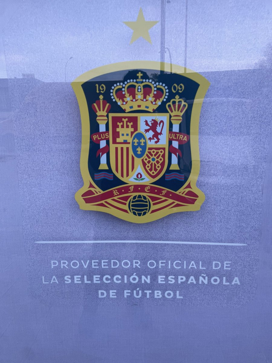 Rachelelf101's tweet photo. Que bien que a la selección española le lleguen los paquetes @SEUR @SEUR_responde yo siempre que he pedido algo y lo han mandado con vosotros he tenido que ir a recogerlo porque el transportista MIENTE Y DICE QUE NO HAY NADIE EN CASA https://t.co/9POYZcEqL2