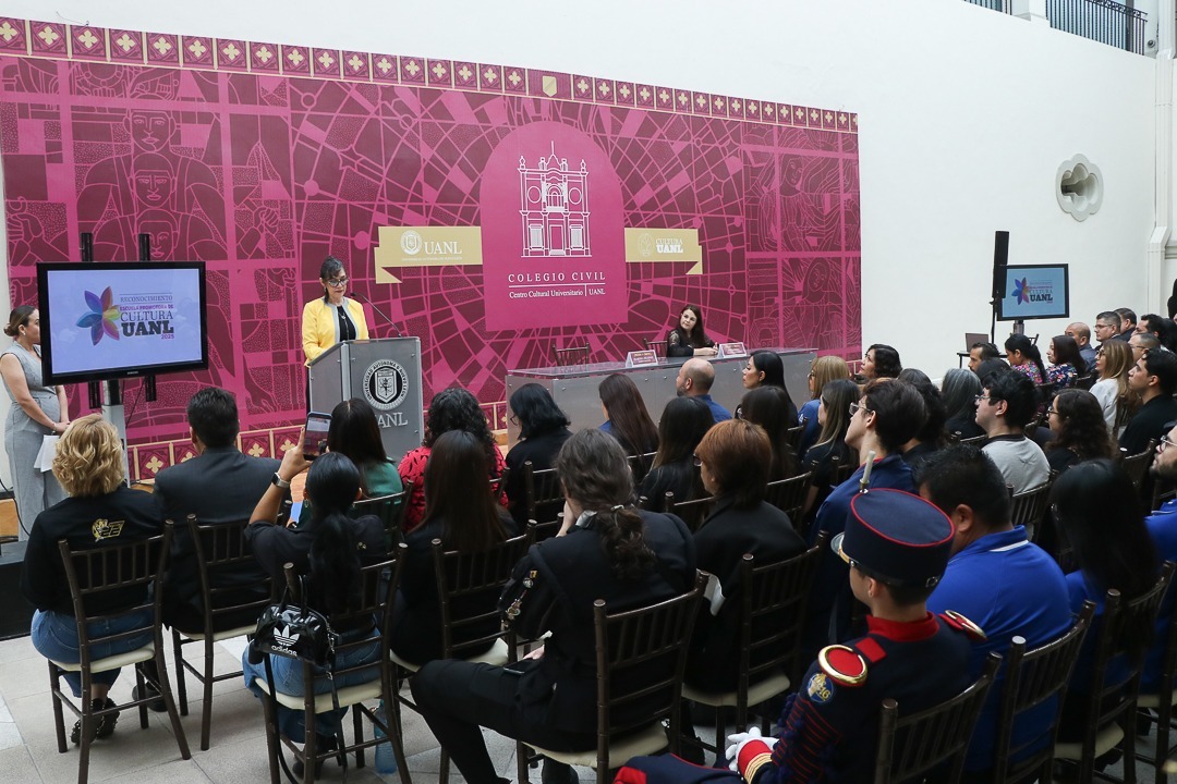 #NoticiasUANL Con base en su labor en pro del conocimiento, disfrute y promoción del arte y la cultura, la Universidad seleccionó a diez planteles, quienes recibieron el Reconocimiento Escuela Promotora de Cultura UANL 2025.
Nota completa: cultura.uanl.mx/.../su-comprom…