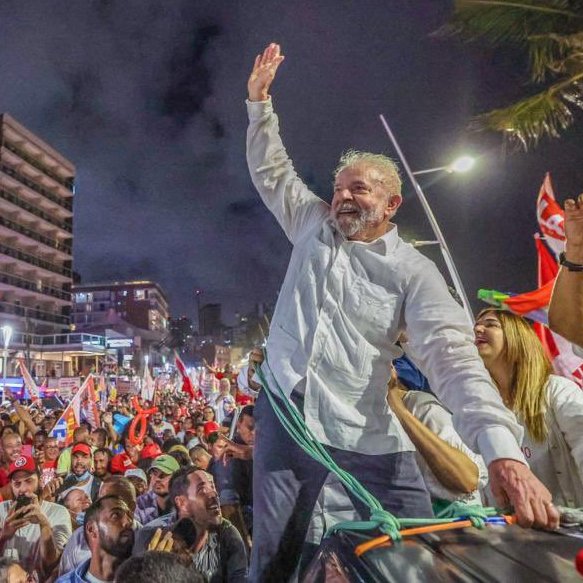 republiqueBRA's tweet photo. 📦 🇧🇷 Congresso APROVA a possibilidade de doação de dinheiro e bens durante a campanha eleitoral de 2026; a medida permite ao governo Lula doar bens, valores e benefícios como cestas básicas, tratores, ambulâncias e outras benesses no meio da campanha. https://t.co/hOgNEVrD1P