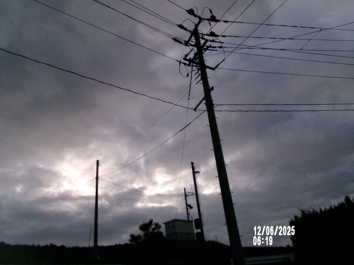 12/06日（土）。今朝方、この辺りの空もよう〜💨🌥️➰🧐。