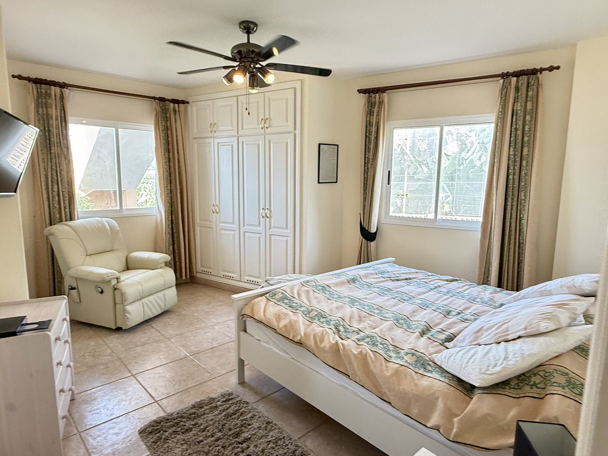 tenpropsales's tweet photo. Step inside this stunning property and enjoy a bright, spacious open-plan lounge, dining area, and fully equipped kitchen. A hallway leads to the rear of the home, where you’ll find three generous double bedrooms.

📧 info@tenerifepropertysales.com

Contact Nicky — Ref TPS3395 https://t.co/Ic8dYJuqDk