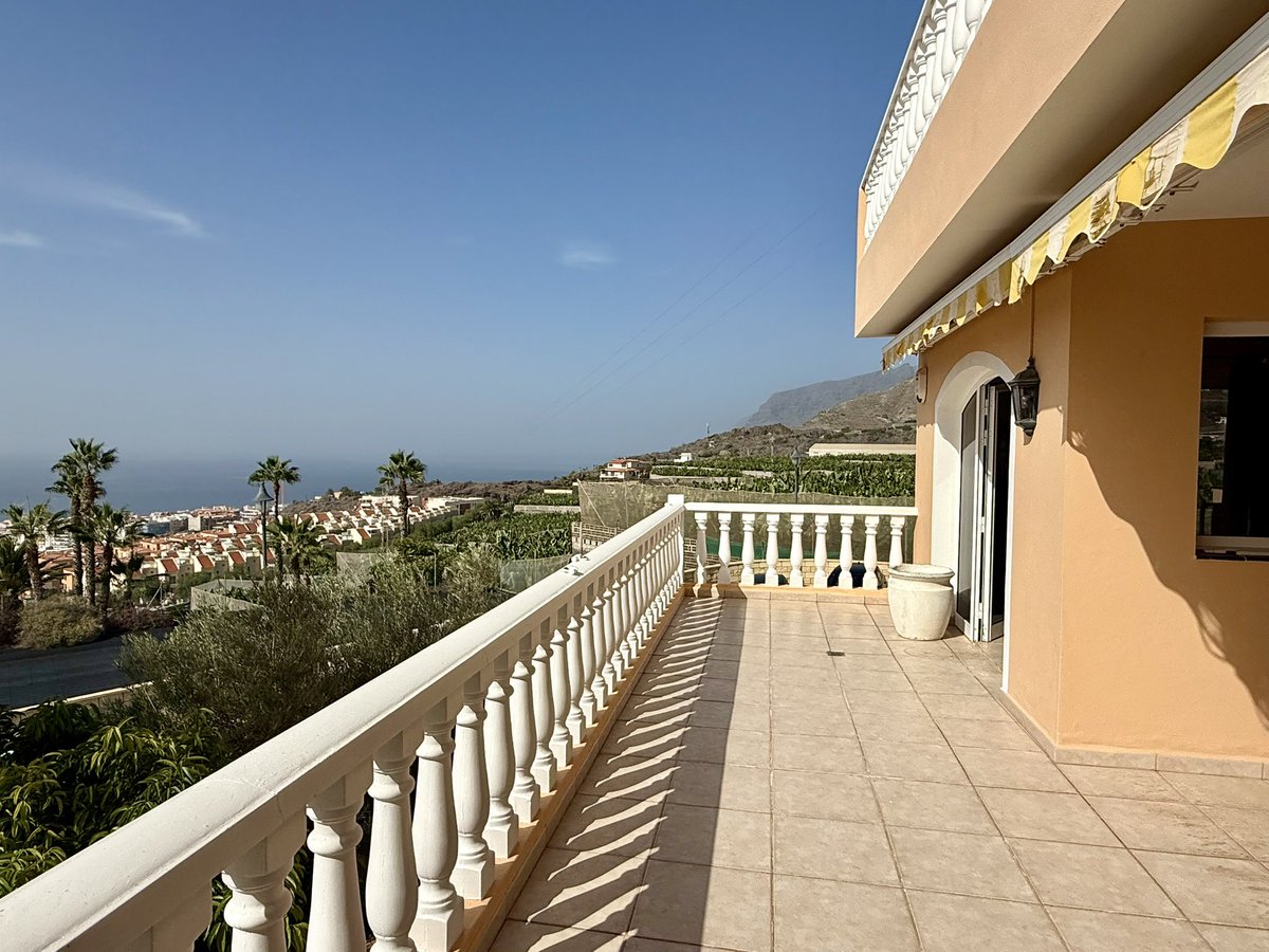 tenpropsales's tweet photo. Step inside this stunning property and enjoy a bright, spacious open-plan lounge, dining area, and fully equipped kitchen. A hallway leads to the rear of the home, where you’ll find three generous double bedrooms.

📧 info@tenerifepropertysales.com

Contact Nicky — Ref TPS3395 https://t.co/Ic8dYJuqDk