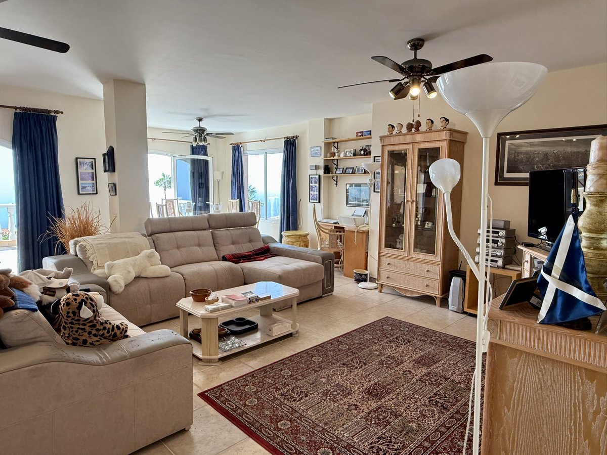 tenpropsales's tweet photo. Step inside this stunning property and enjoy a bright, spacious open-plan lounge, dining area, and fully equipped kitchen. A hallway leads to the rear of the home, where you’ll find three generous double bedrooms.

📧 info@tenerifepropertysales.com

Contact Nicky — Ref TPS3395 https://t.co/Ic8dYJuqDk