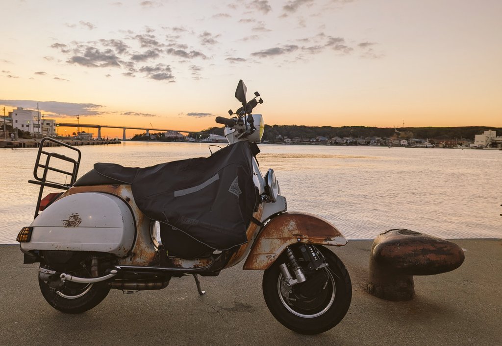 antique_cube's tweet photo. おはようございます♪(´―`)
朝から海鮮丼♪
#Vespa
#P200E
#三崎魚市場食堂 https://t.co/7TnYYnzMLM