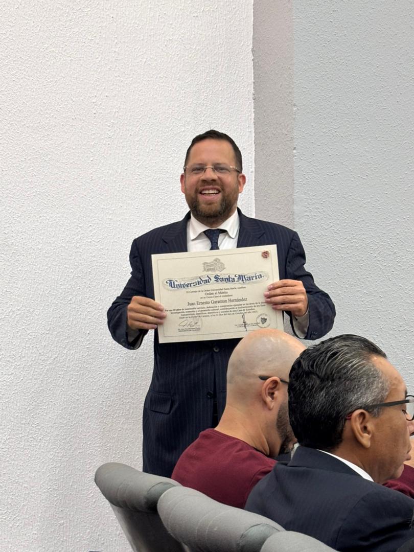 juanegaranton's tweet photo. Gracias a la Universidad Santa Maria por este reconocimiento. Es un honor haber estudiado en ella y haber cumplido 10 años  impartiendo  clases en sus aulas. https://t.co/TJYLDkzcyU