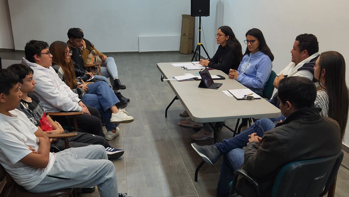 SocialCundi's tweet photo. ¡Oriente se reunió, participó y eligió! 🗳️
En #Gutiérrez fueron seleccionados Sebastián Ladino Betancourt, de #Cáqueza, y Samy Daniela Pineda, de #Ubaque, como los nuevos representantes de la provincia ante la Plataforma Departamental de Juventudes. 🤝🌟 https://t.co/CUf7TFlbjj