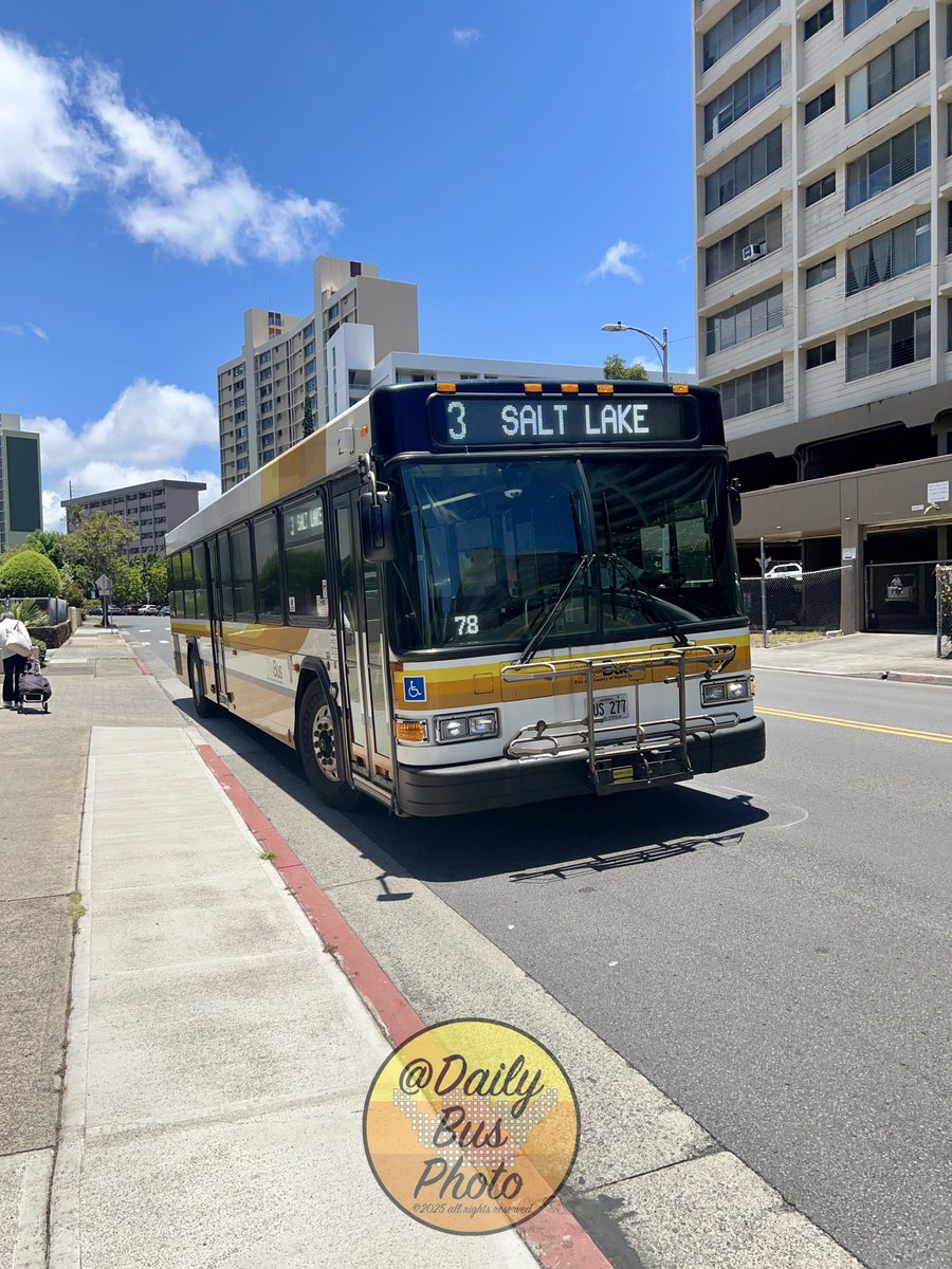 DailyBusPhoto's tweet photo. TheBus Route 3 - Salt Lake (Unit 277) approaching stop 4478 in the Salt Lake neighbourhood.

#Photograghy #PublicTransit #TheBus #HOLOWithUs #Transit #Bus #BusSpotting #GILLIG #Hawaii #Honolulu #Oahu https://t.co/LpxKQLZTHU