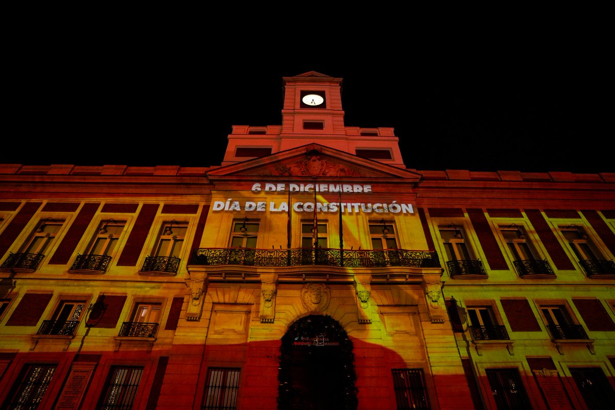 🇪🇸 La Comunidad de Madrid ha proyectado los colores de la bandera de España sobre la fachada de la Real Casa de Correos.

👉 La acción se repetirá este sábado 6 de diciembre, coincidiendo con el 47º aniversario de la aprobación de la Constitución Española.

#DíadelaConstitución